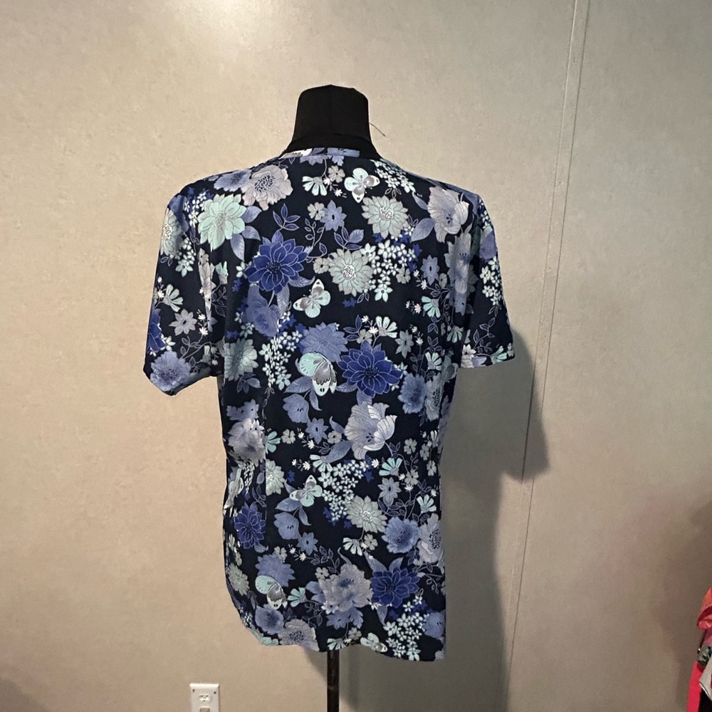 Koi floral scrub top XL - Picture 4 of 5